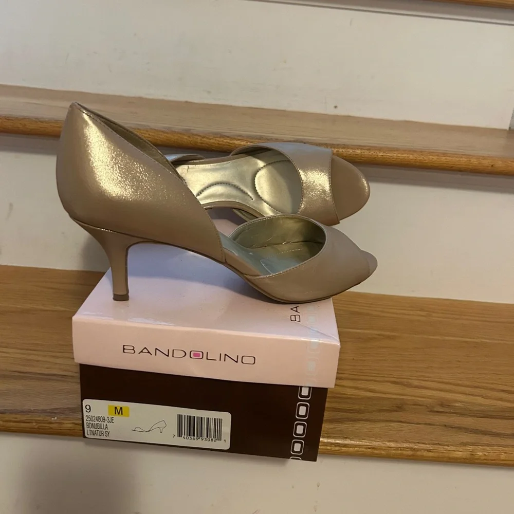 Bandolino- Gold-Tone D’Orsay Pumps. Size 9 - Picture 5 of 5